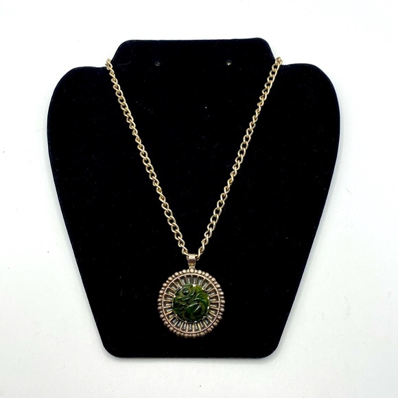 Carved Green Bakelite Necklace Vintage on Silvertone Chain - Picture 10 of 10